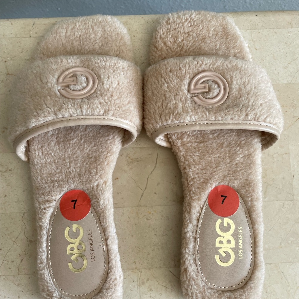 GBG Los Angeles Beige Fuzzy Slides